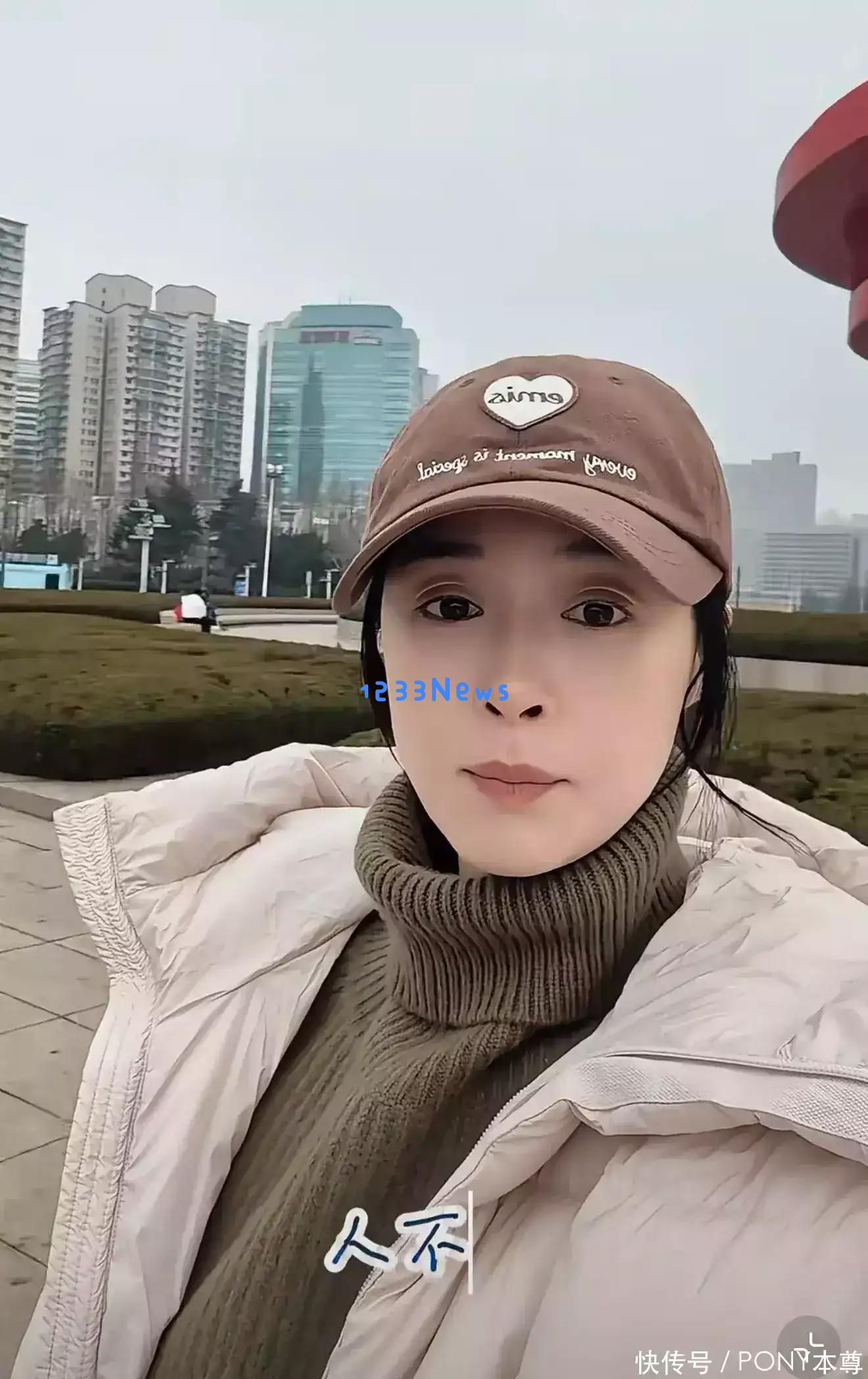 42岁蒋欣身材大变样,短款羽绒服搭配牛仔裤,度假美照让人惊艳,真是越来越美丽了!