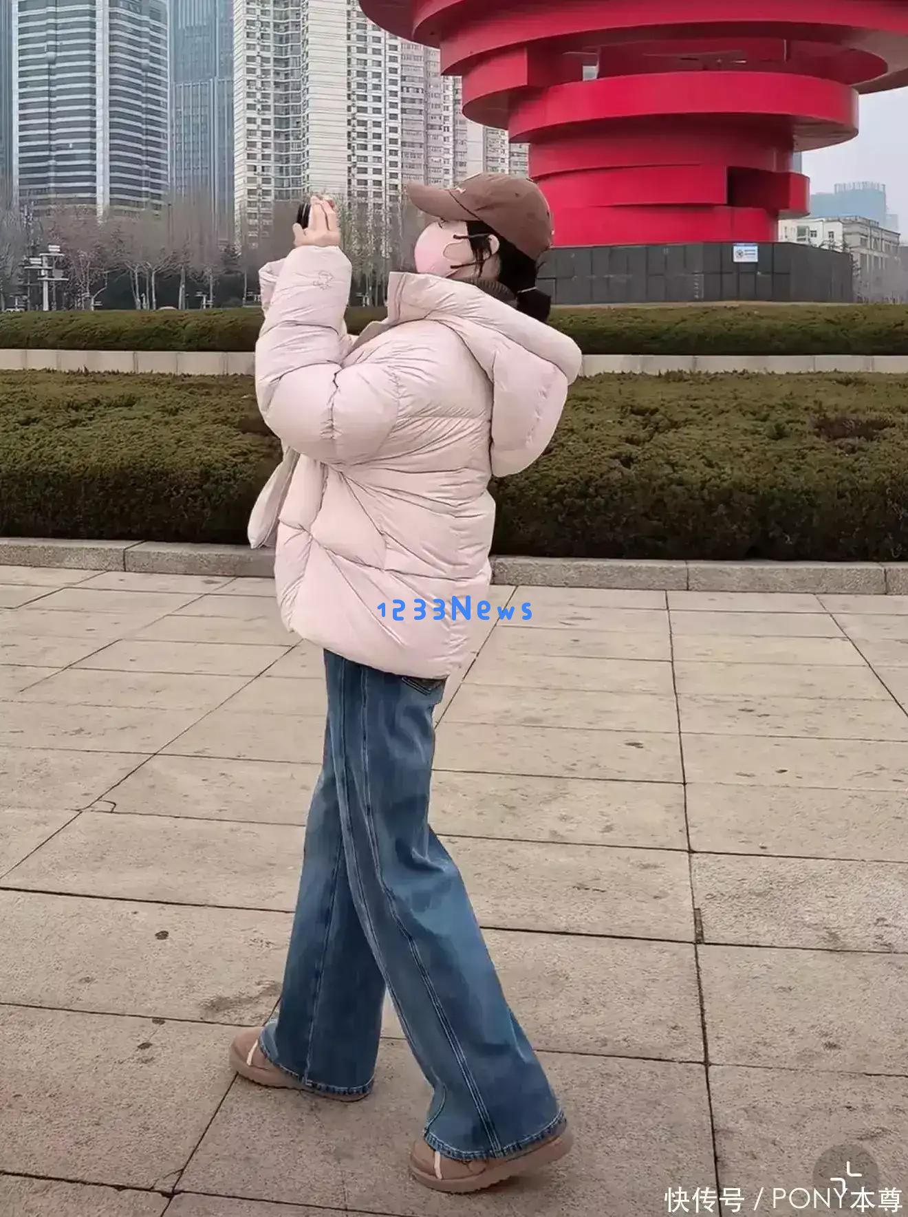 42岁蒋欣身材大变样,短款羽绒服搭配牛仔裤,度假美照让人惊艳,真是越来越美丽了!