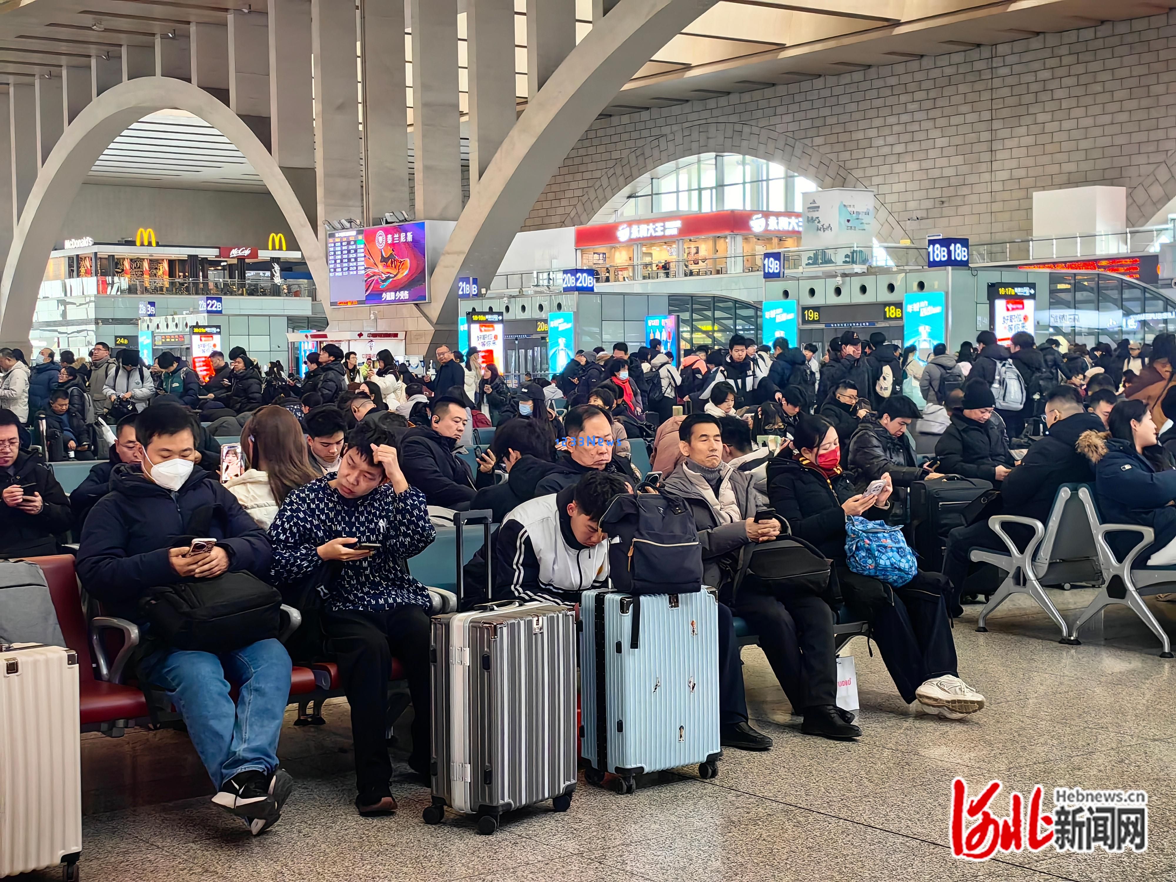 新时代出行选择!石家庄火车站“轻装行”项目启动,68元即可享行李寄送服务,咨询热线12306