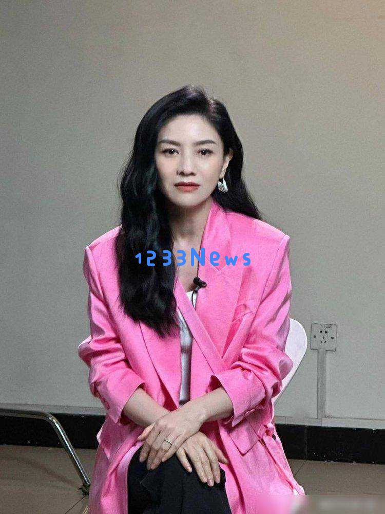 48岁胡可变身长卷发时尚达人,西装阔腿裤造型惊艳简直秒杀整个内娱圈