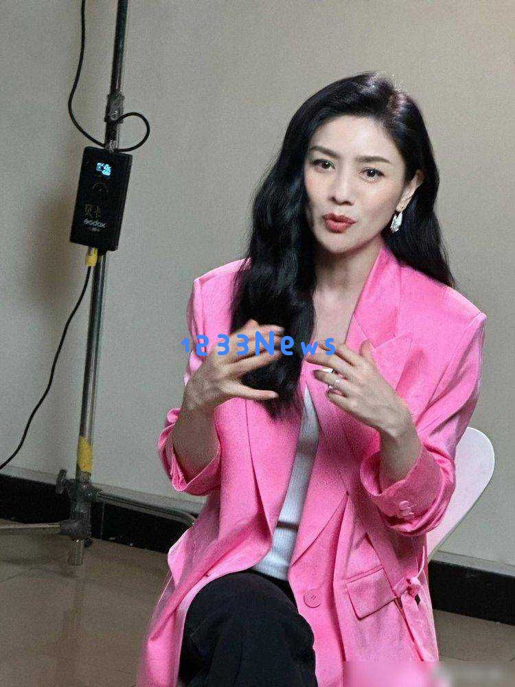 48岁胡可变身长卷发时尚达人,西装阔腿裤造型惊艳简直秒杀整个内娱圈