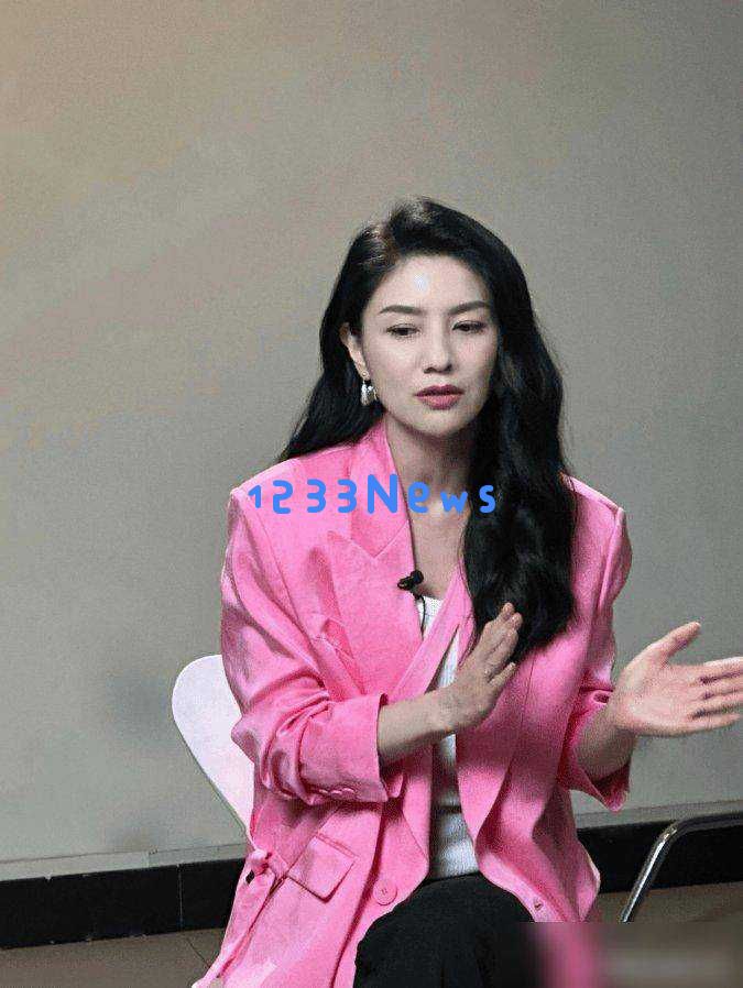 48岁胡可变身长卷发时尚达人,西装阔腿裤造型惊艳简直秒杀整个内娱圈