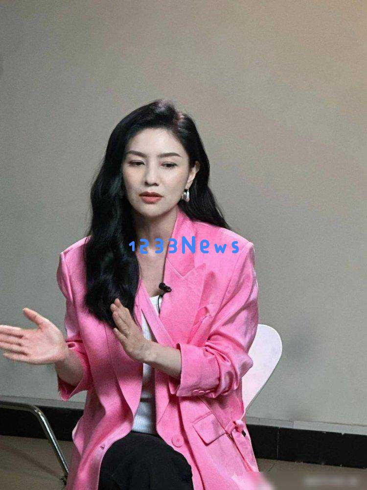 48岁胡可变身长卷发时尚达人,西装阔腿裤造型惊艳简直秒杀整个内娱圈