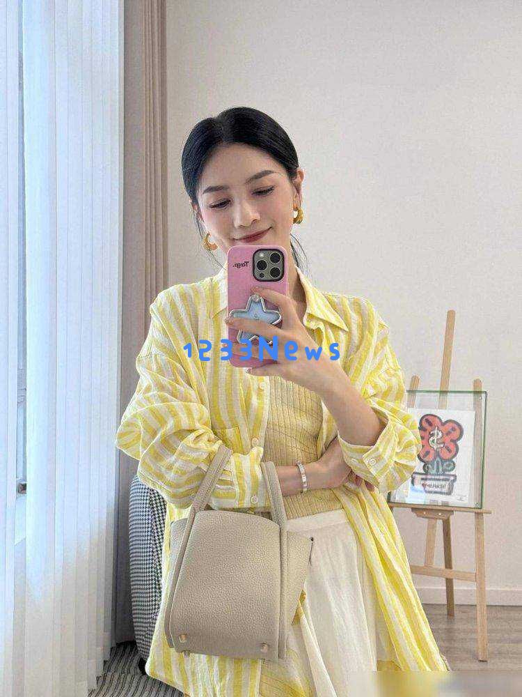 48岁胡可变身长卷发时尚达人,西装阔腿裤造型惊艳简直秒杀整个内娱圈