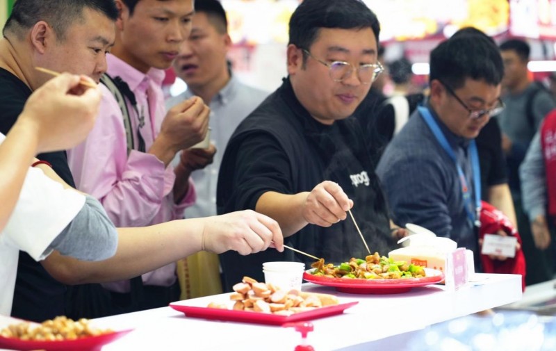 龙大美食携新品强势亮相良之隆·第十二届中国食材电商节_新闻热点
