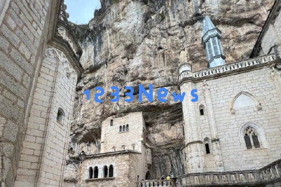 法国1300年古剑被人从悬崖上拔走网友：圣遗物？