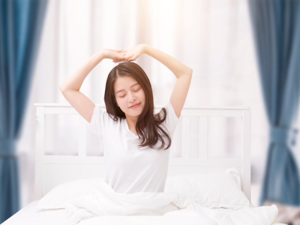 物业人员阻拦窗户吊装时被吊到半空，高空坠物伤人怎么办？