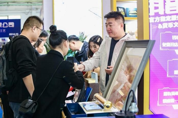“文创+非遗”群峰毕至 北京礼品家居展开创旅游商品新格局_新闻热点

