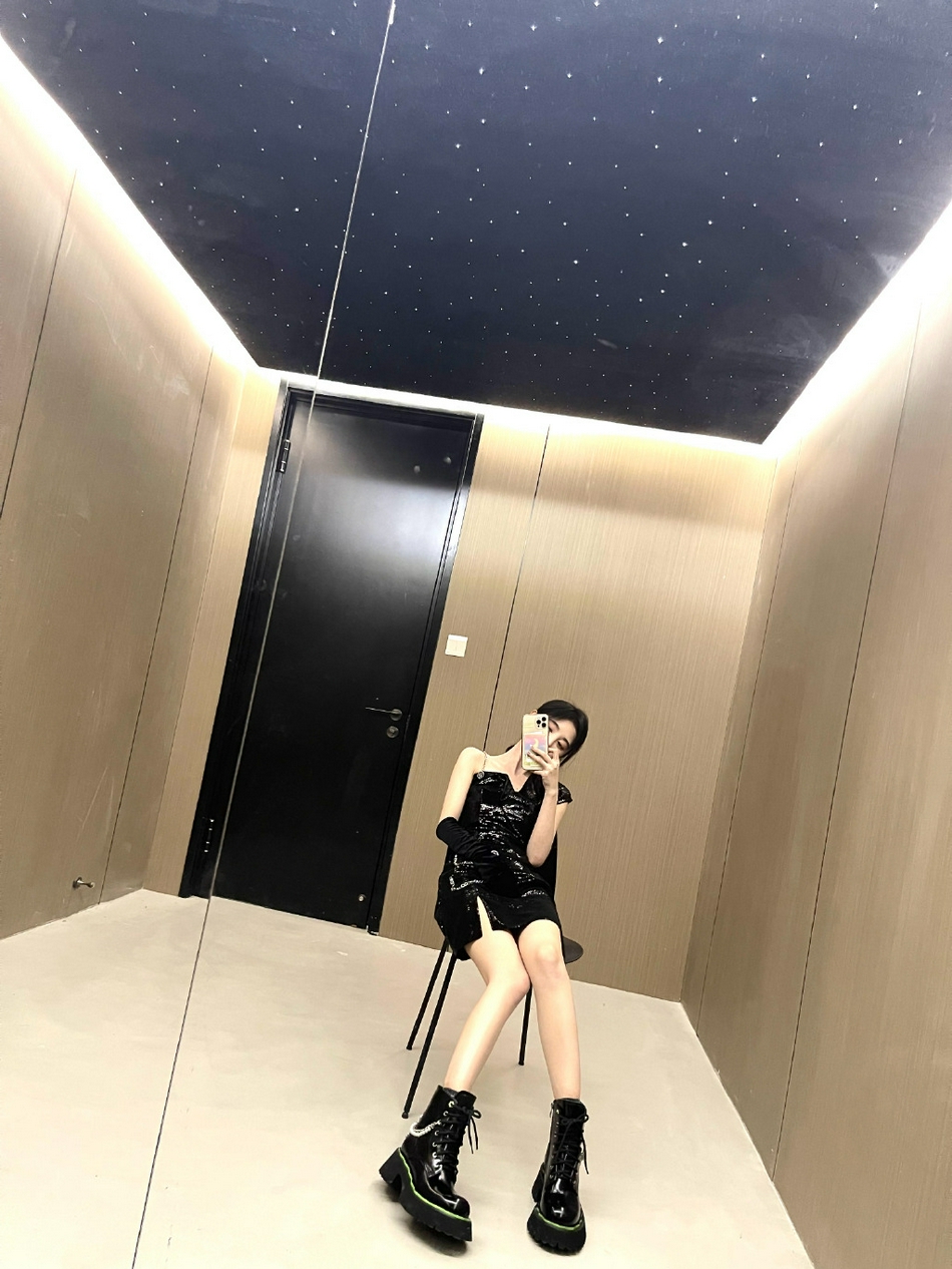 鞠婧祎身着黑色亮片吊带短裙扎低马尾展现甜美与酷飒气质