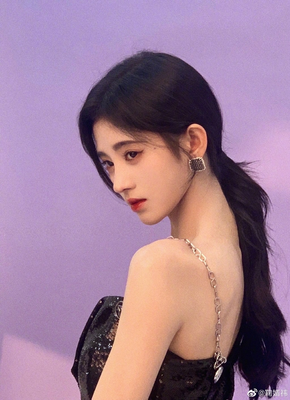 鞠婧祎身着黑色亮片吊带短裙扎低马尾展现甜美与酷飒气质