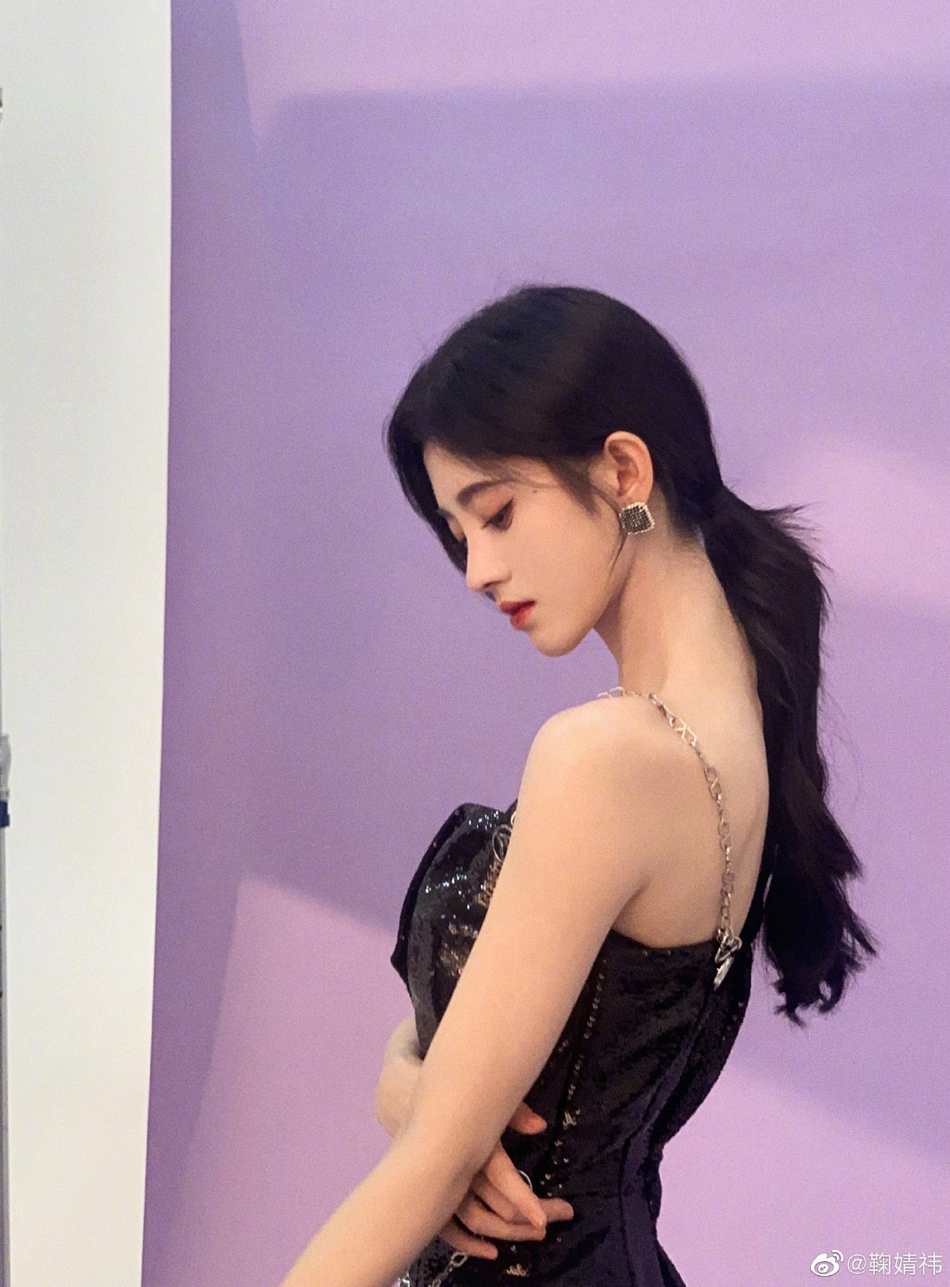 鞠婧祎身着黑色亮片吊带短裙扎低马尾展现甜美与酷飒气质