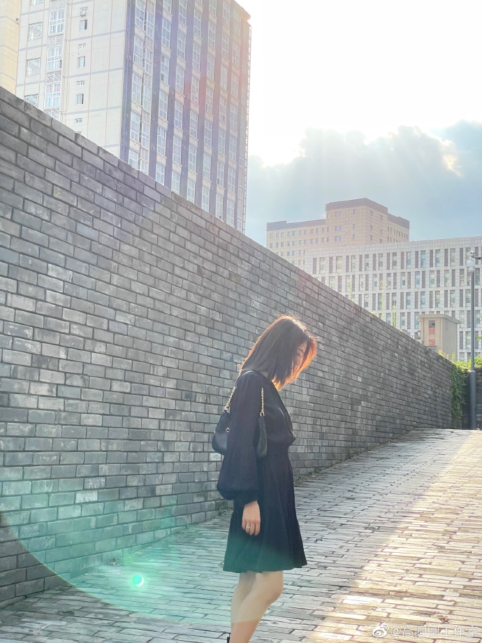 高圆圆身着小黑裙自拍写真清新甜美对镜微笑尽显优雅气质