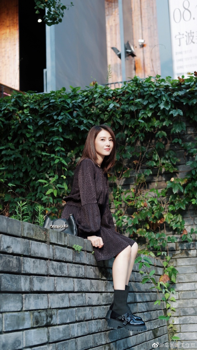 高圆圆身着小黑裙自拍写真清新甜美对镜微笑尽显优雅气质