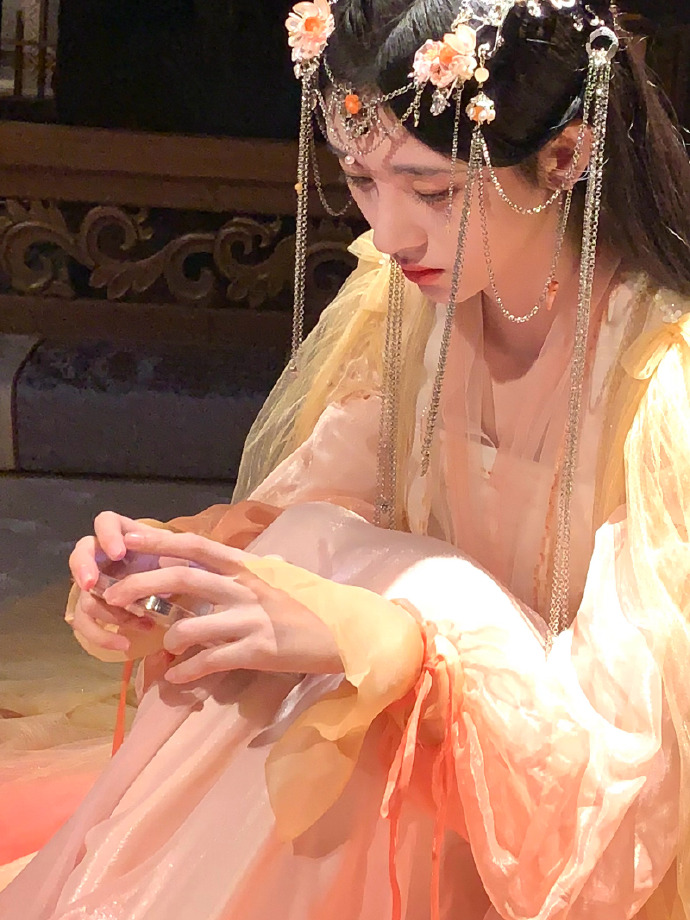 鞠婧祎身着古装造型宛如仙女轻拥猫咪展现温柔气质