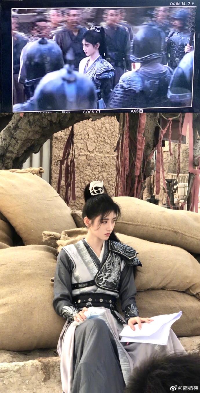 鞠婧祎身着古装造型宛如仙女轻拥猫咪展现温柔气质