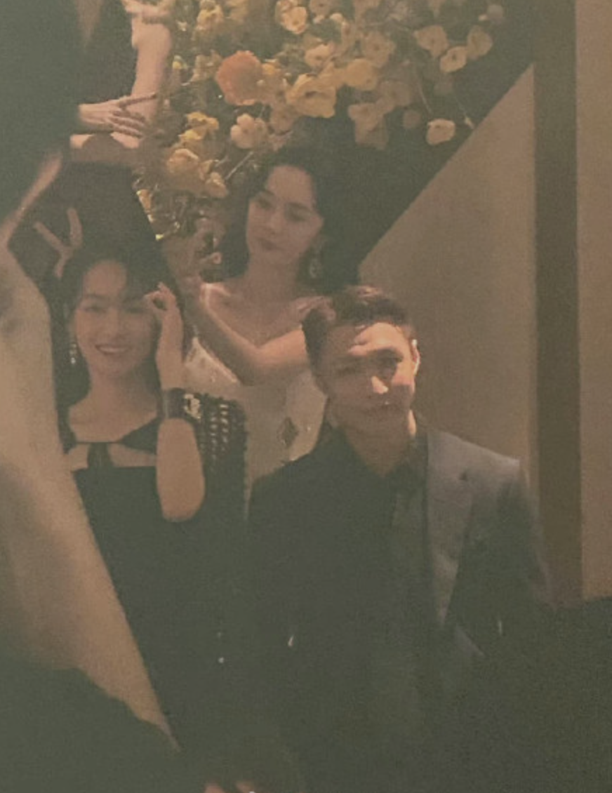 杨幂悄悄比兔子耳朵宋茜与她同框展现双美女养眼画面