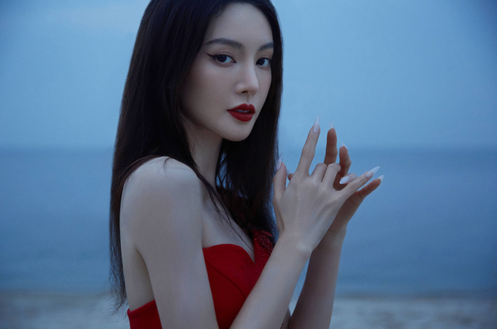 金晨身着红色长裙，披肩秀发展现出卓越气质引人注目