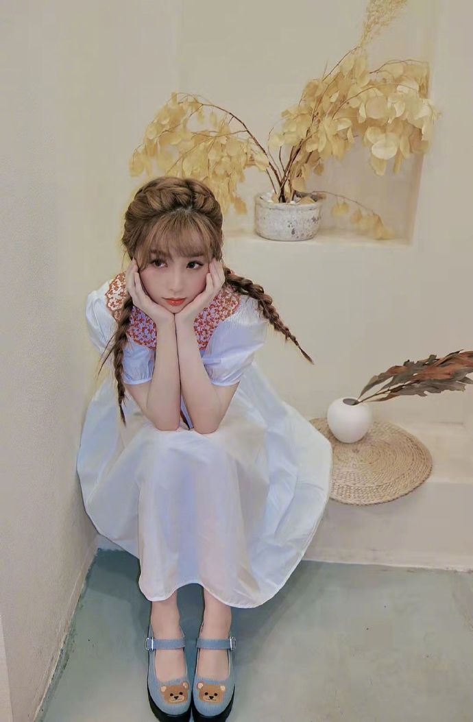 虞书欣身穿花边小白裙鱼骨辫造型展现元气甜美