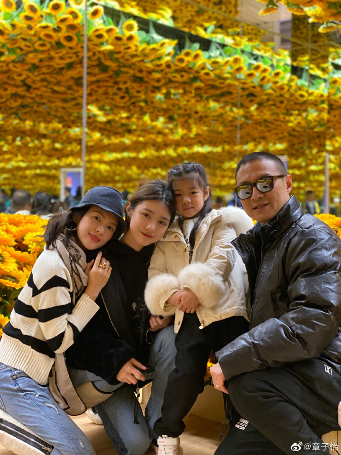章子怡与汪峰携全家五口逛展览小儿子背影显得乖巧又可爱