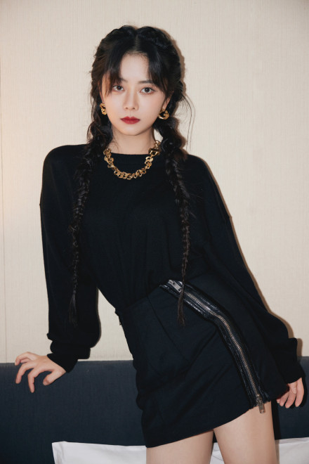 谭松韵黑色针织衫搭配展现甜美酷感，奢华气质令人羡慕