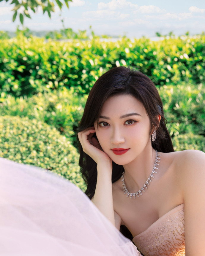 景甜身穿金色抹胸礼服，妆容精美展现优雅气质