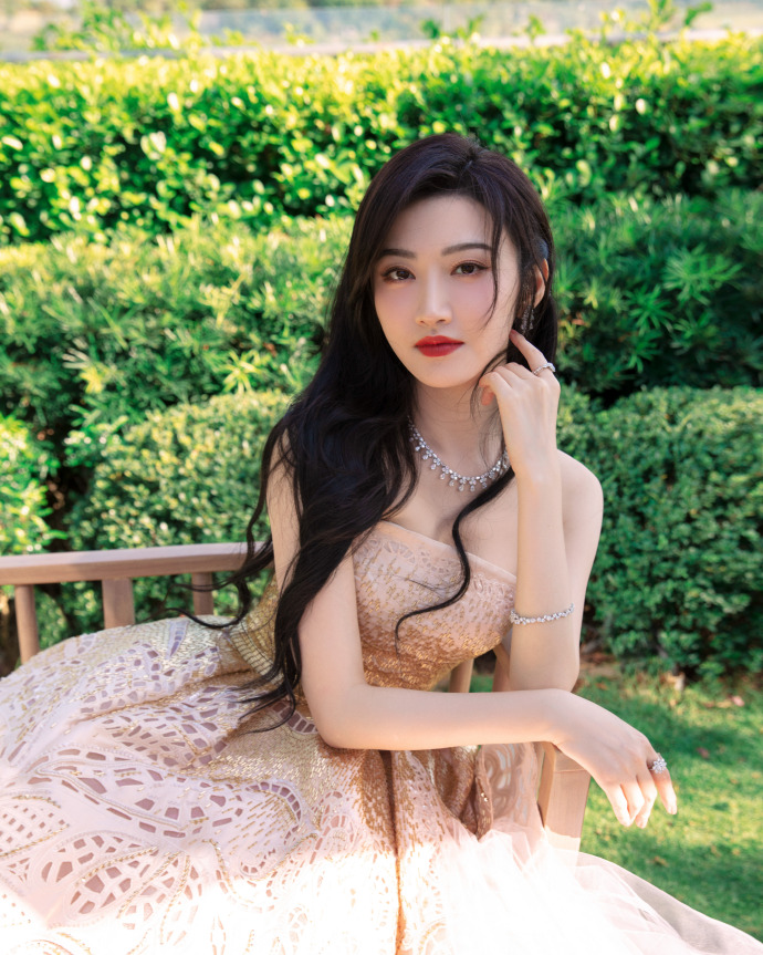 景甜身穿金色抹胸礼服，妆容精美展现优雅气质