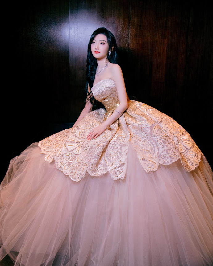 景甜身穿金色抹胸礼服，妆容精美展现优雅气质