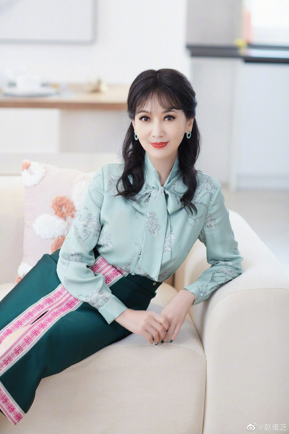赵雅芝新一辑写真曝光，卷发披肩展现优雅与端庄气质