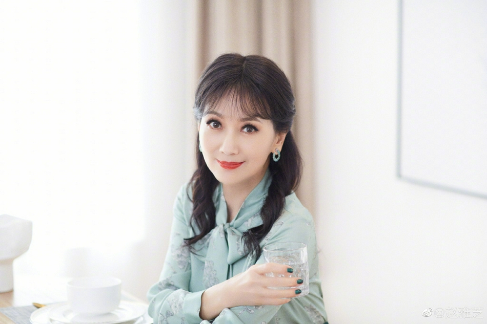 赵雅芝新一辑写真曝光，卷发披肩展现优雅与端庄气质