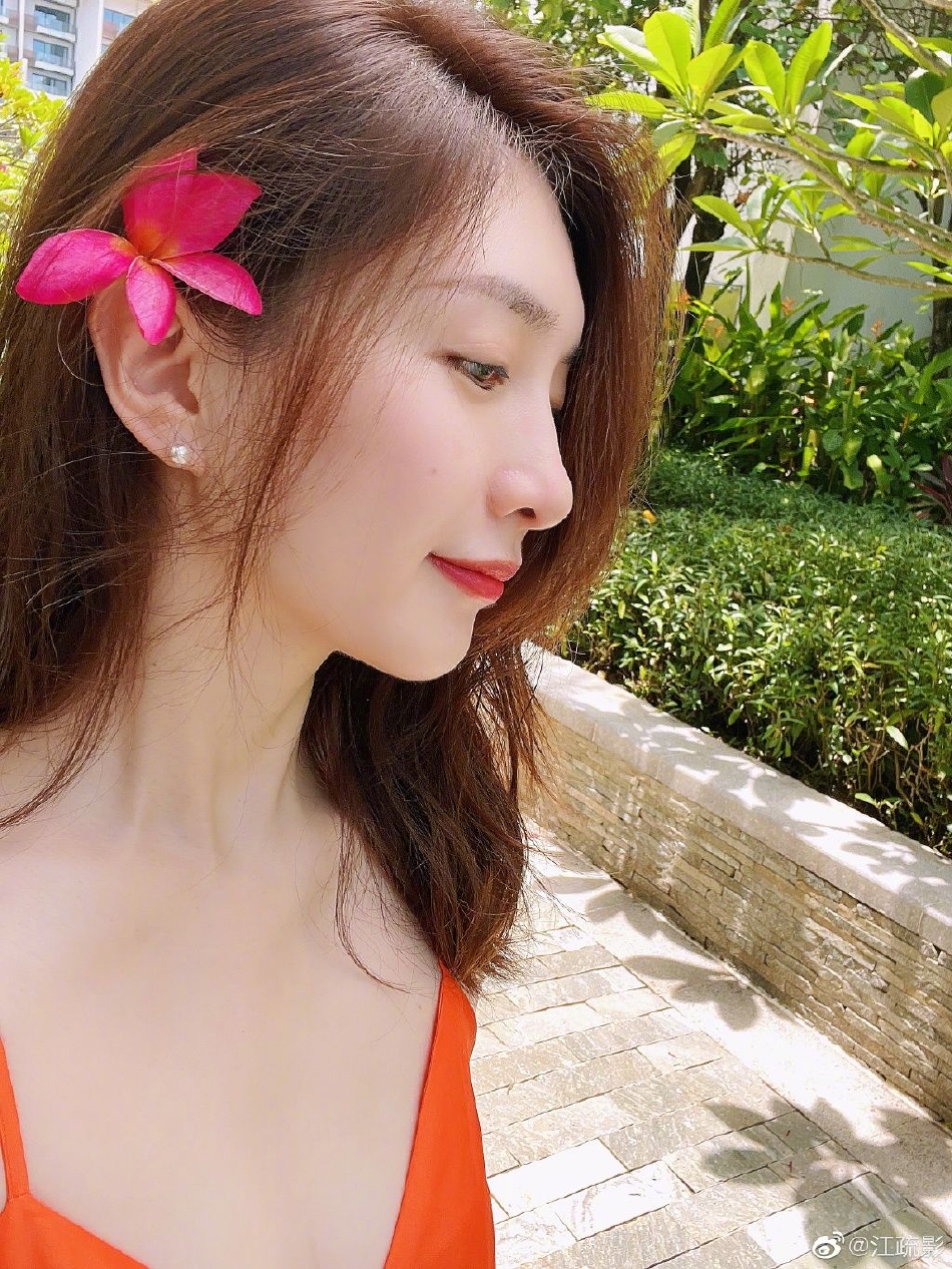 江疏影分享夏季时尚大片橙色吊带长裙绽放迷人魅力