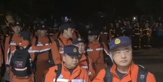中国救援队圆满完成缅甸地震救援，空军同时派出四架运_20飞机返回国内
