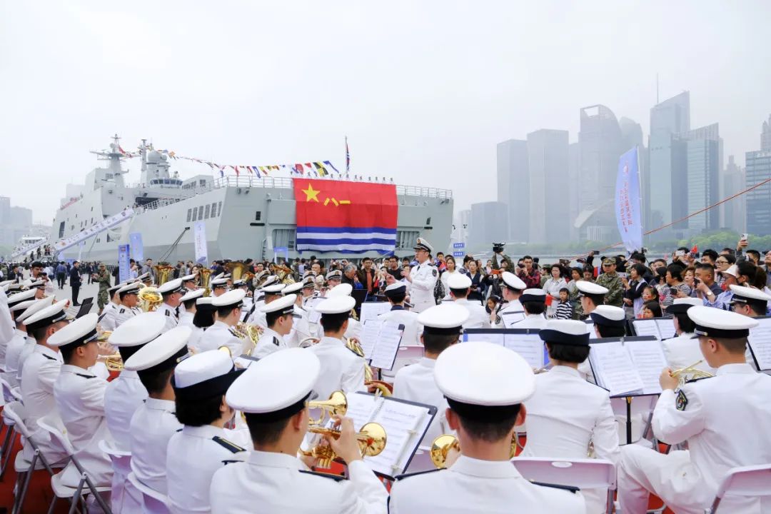 庆祝人民海军成立76周年！海军军医大学军乐团在上海北外滩精彩表演