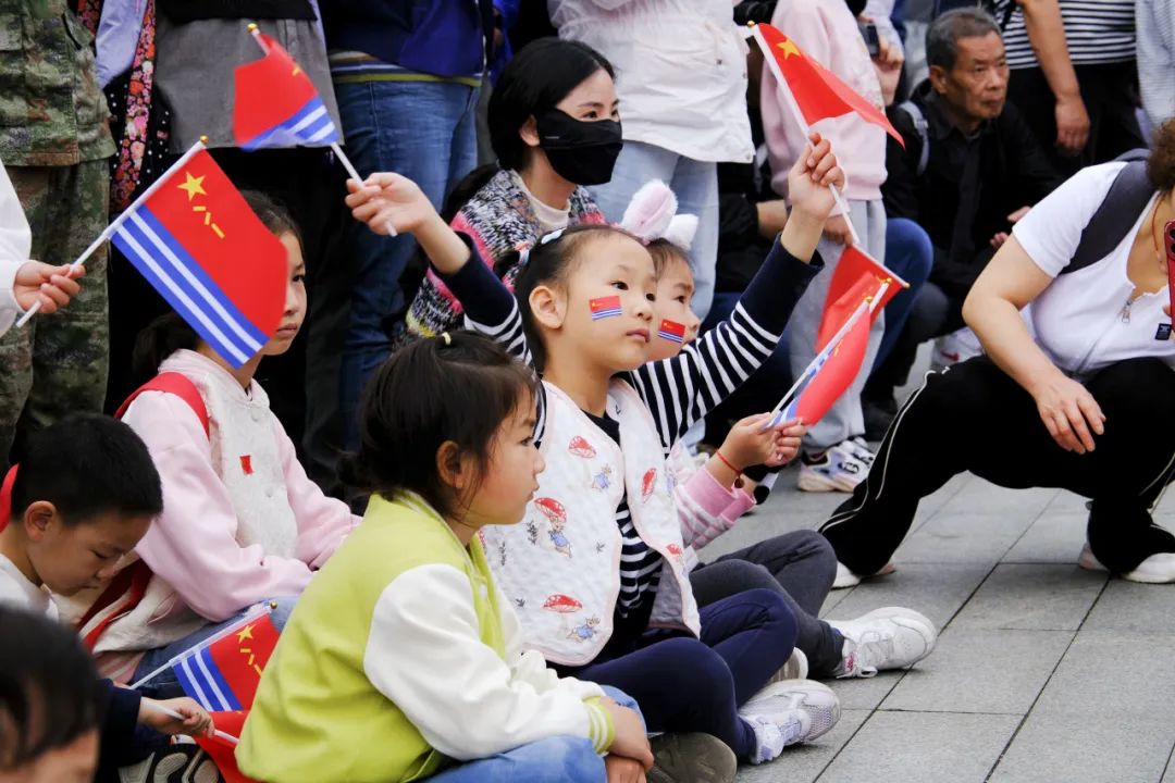 庆祝人民海军成立76周年！海军军医大学军乐团在上海北外滩精彩表演