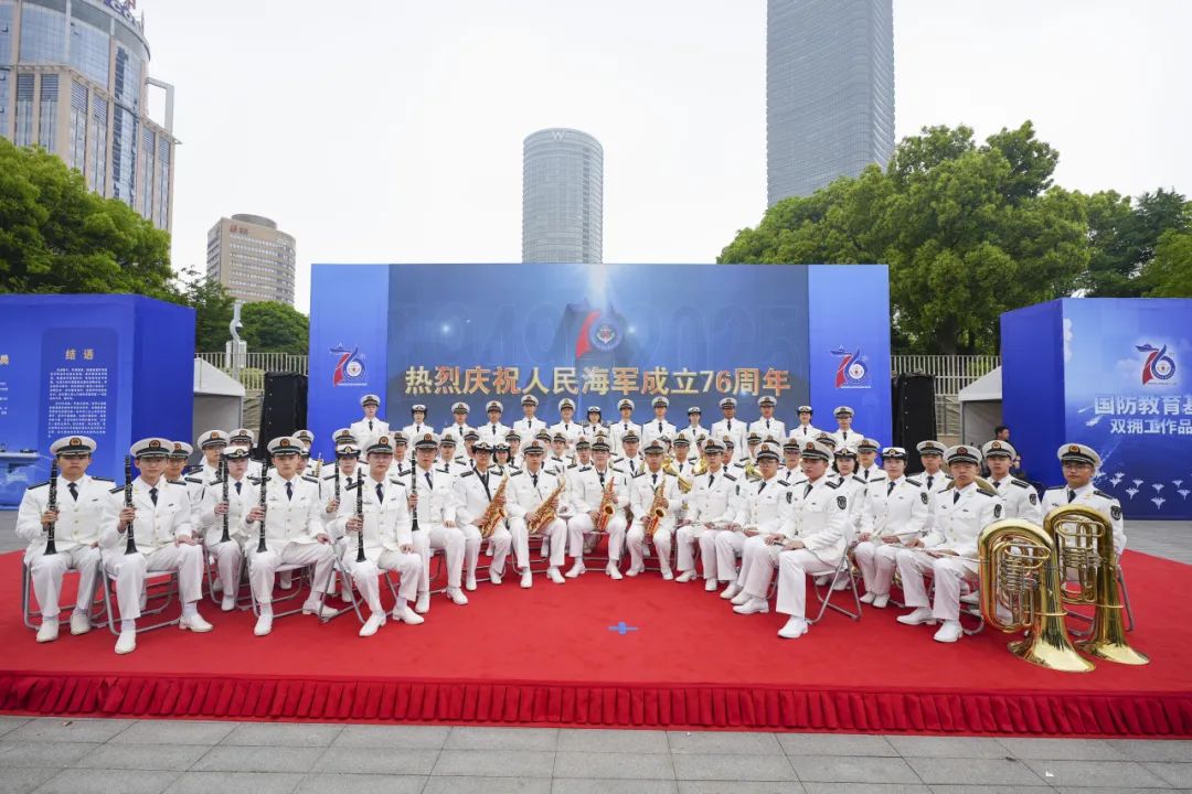 庆祝人民海军成立76周年！海军军医大学军乐团在上海北外滩精彩表演
