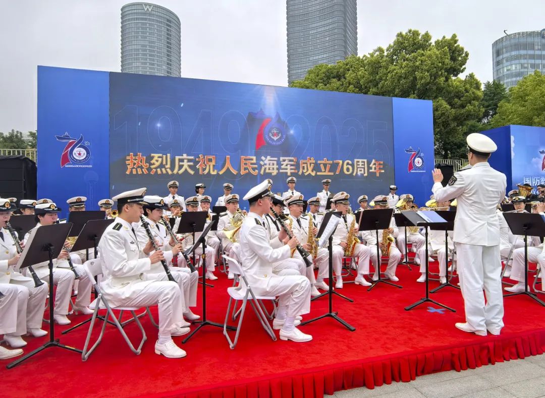 庆祝人民海军成立76周年！海军军医大学军乐团在上海北外滩精彩表演