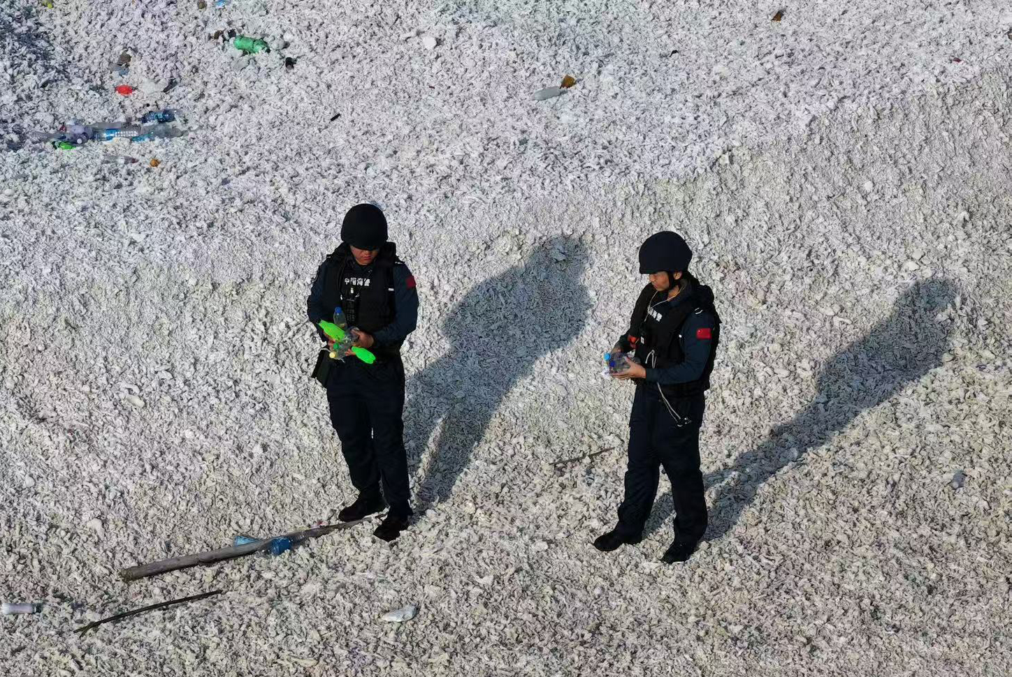 中国海警在铁线礁进行维权执法行动，增强海洋权益保护力度