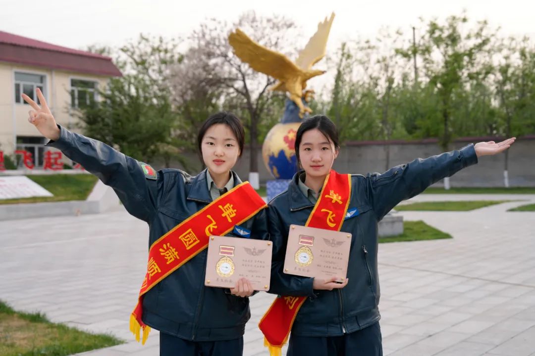 祝贺！我国陆军首批自主培养女飞行员成功完成单飞历程