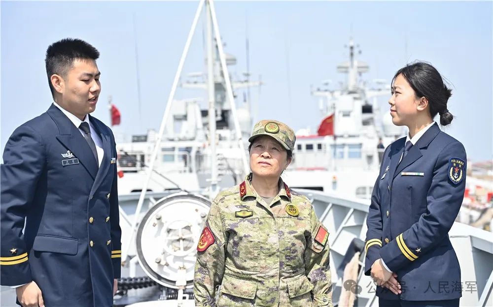 王仕花荣膺海军鄂州舰“荣誉政治教员”职务，展现出色政治素养