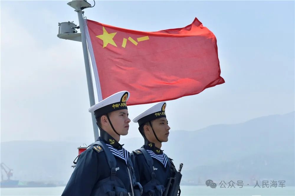 王仕花荣膺海军鄂州舰“荣誉政治教员”职务，展现出色政治素养