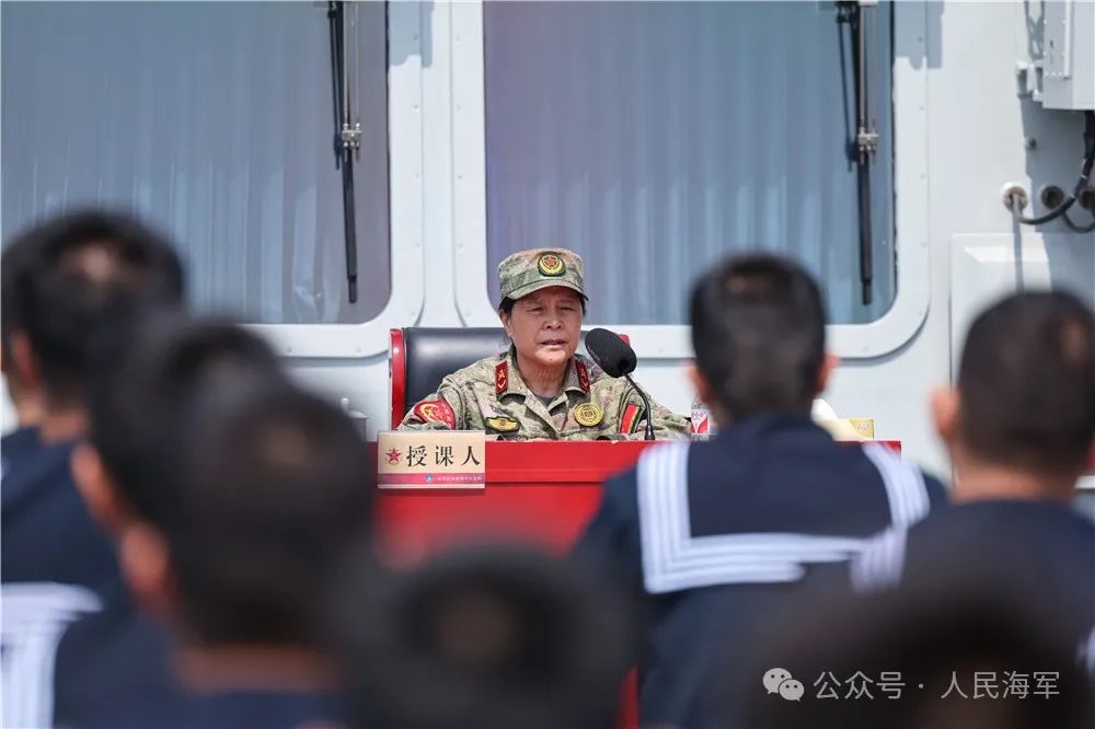 王仕花荣膺海军鄂州舰“荣誉政治教员”职务，展现出色政治素养