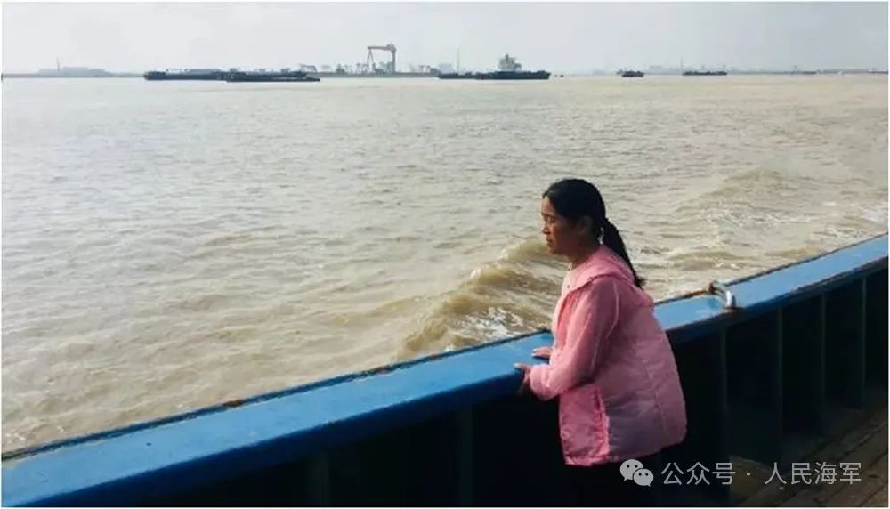 王仕花荣膺海军鄂州舰“荣誉政治教员”职务，展现出色政治素养