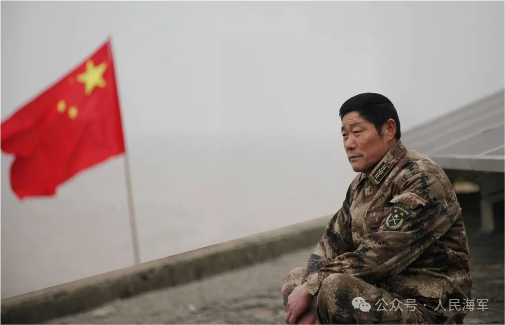 王仕花荣膺海军鄂州舰“荣誉政治教员”职务，展现出色政治素养