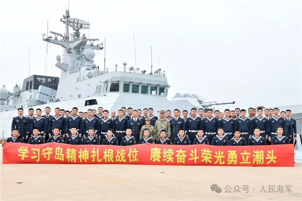 王仕花荣膺海军鄂州舰“荣誉政治教员”职务，展现出色政治素养
