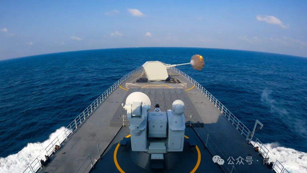 南海某海域，舰艇编队进行高强度实战化全方位训练考核