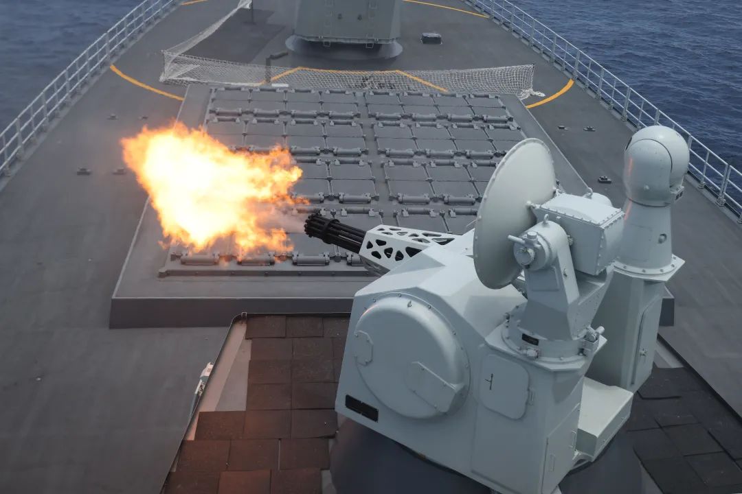 南海某海域，舰艇编队进行高强度实战化全方位训练考核