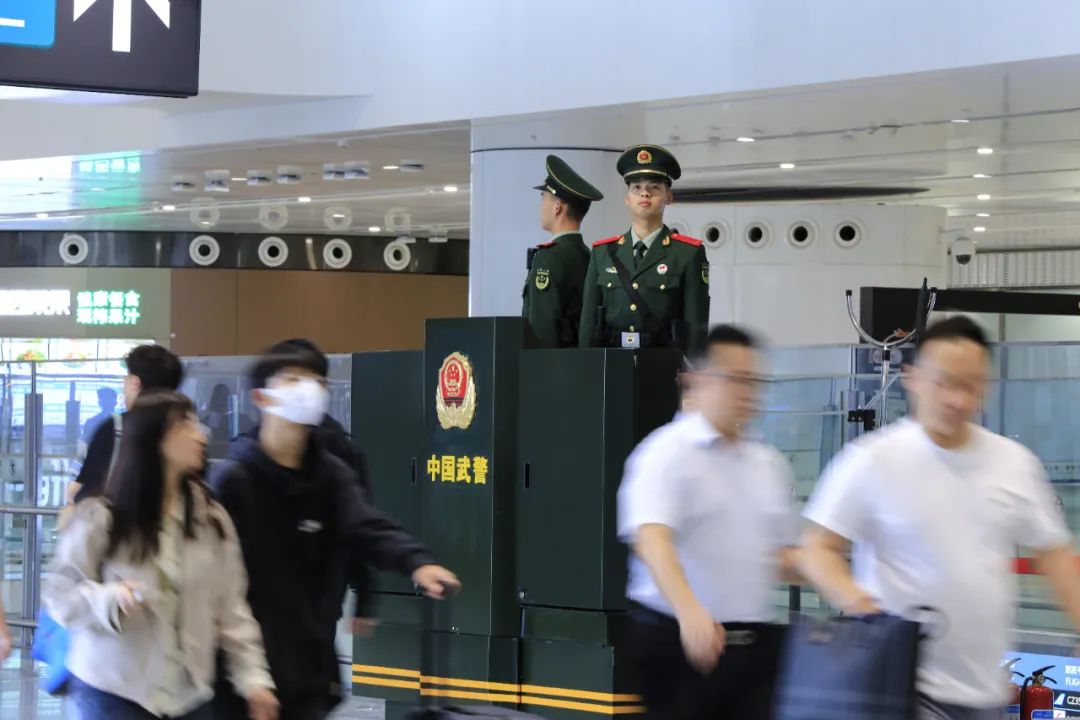 灯火辉煌背后，向坚守岗位的“劳动者”们致以崇高敬意
