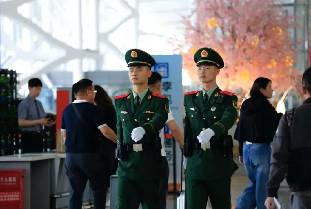 灯火辉煌背后，向坚守岗位的“劳动者”们致以崇高敬意