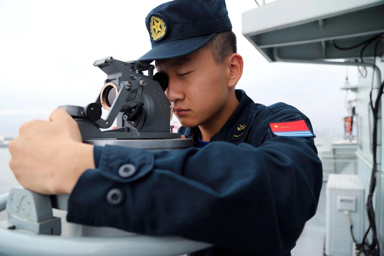 高强度多科目演练……登陆舰编队实弹射击现场画面公布
