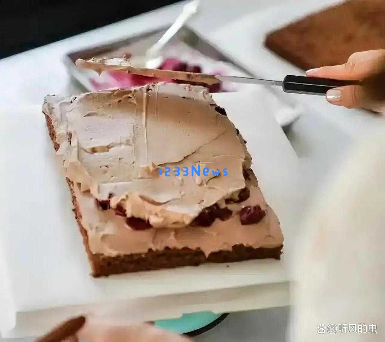 孙俪和邓超为女儿庆祝生日，温馨瞬间展现小公主优雅风范