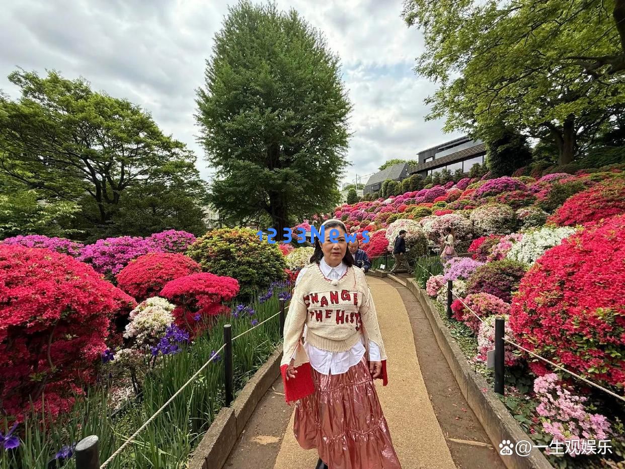 78岁汪明荃街头时尚秀！荧光绿搭配死亡芭比粉色，穿搭瞬间引发热议